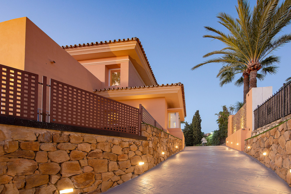 Spectacular villa with 4 bedrooms and 4.5 bathrooms - recently renovated thro... Image 17