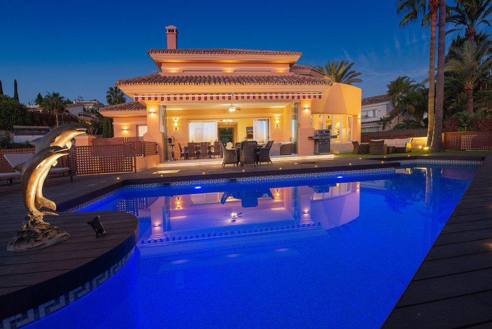 Spectacular villa with 4 bedrooms and 4.5 bathrooms - recently renovated thro... Image 18