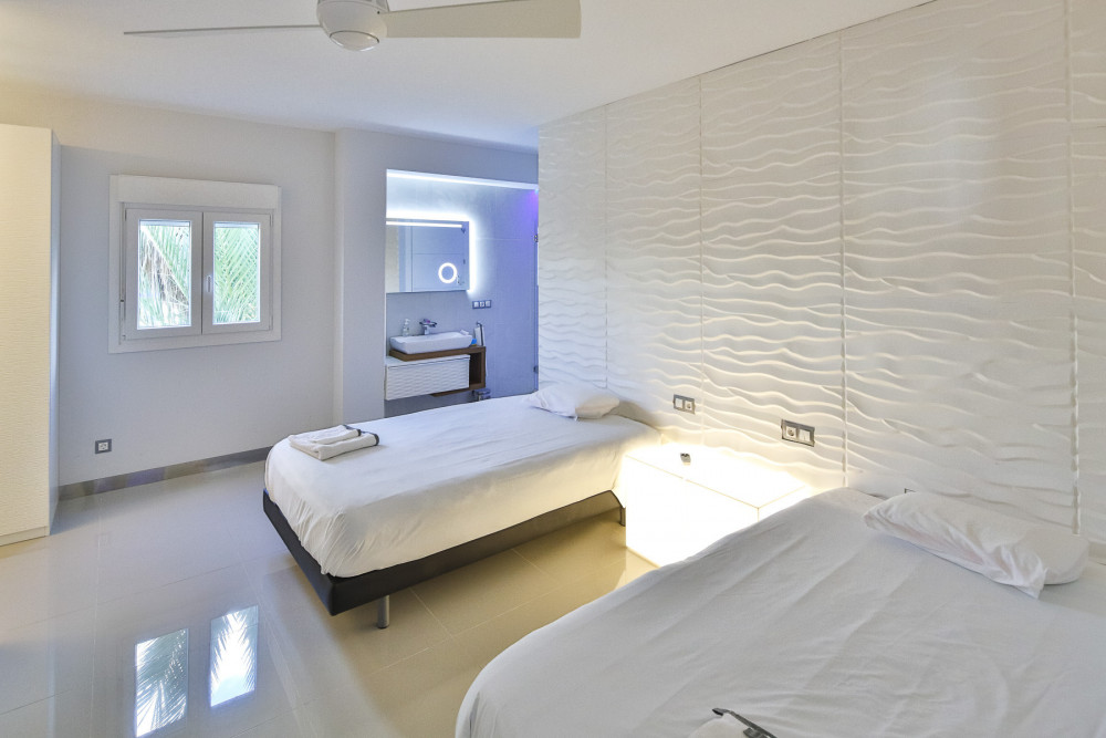 Recently refurbished three bedrooms apartment in Puerto Banus Image 12
