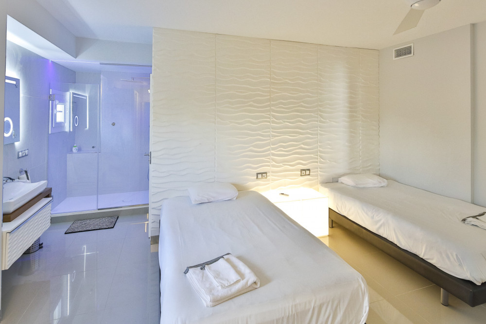 Recently refurbished three bedrooms apartment in Puerto Banus Image 13