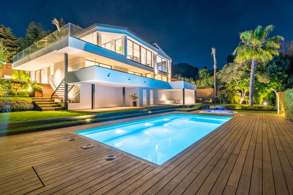 Stunning villa  totally refurbished in Marbella east with sea views and key r...
