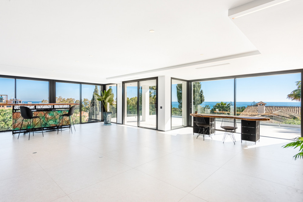 Stunning villa  totally refurbished in Marbella east with sea views and key r... Image 3