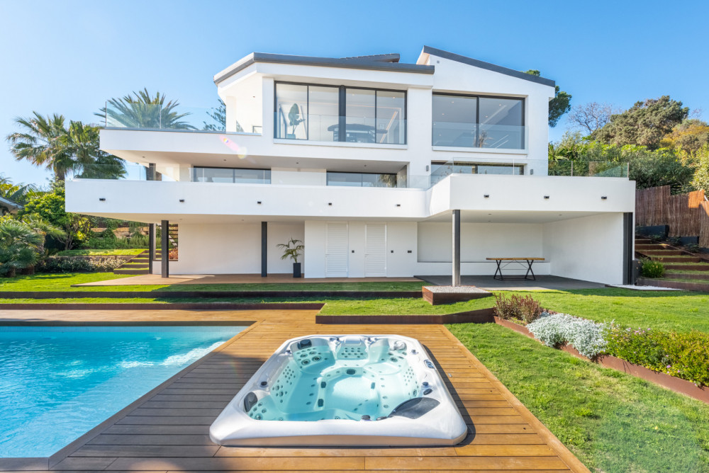 Stunning villa  totally refurbished in Marbella east with sea views and key r... Image 18
