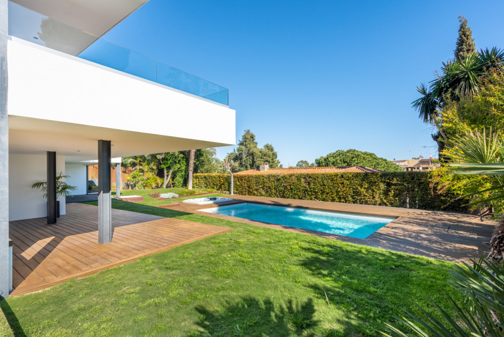 Stunning villa  totally refurbished in Marbella east with sea views and key r... Image 19
