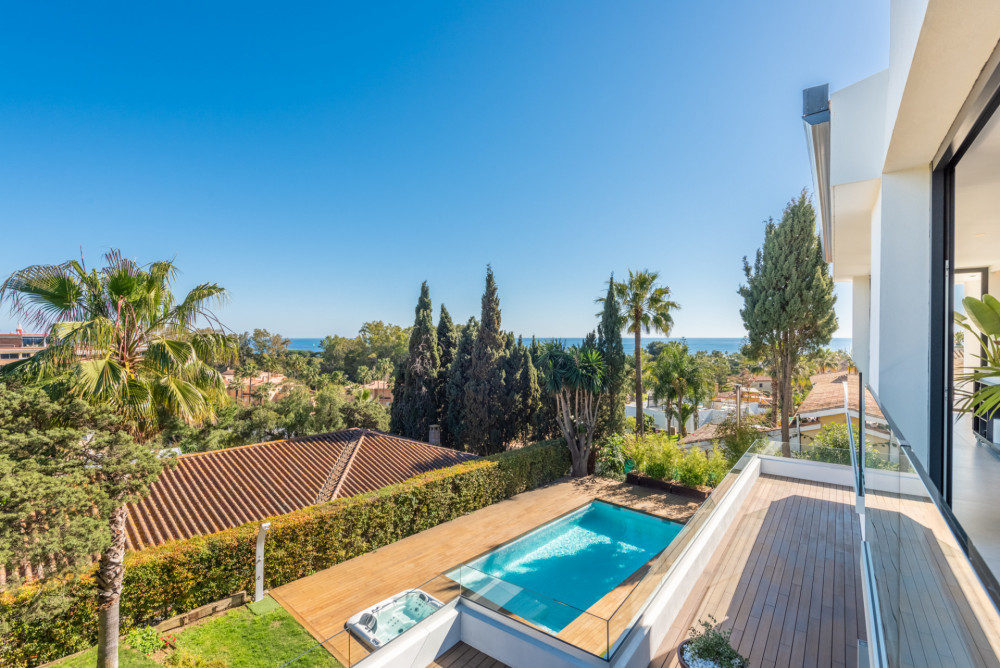 Stunning villa  totally refurbished in Marbella east with sea views and key r... Image 21