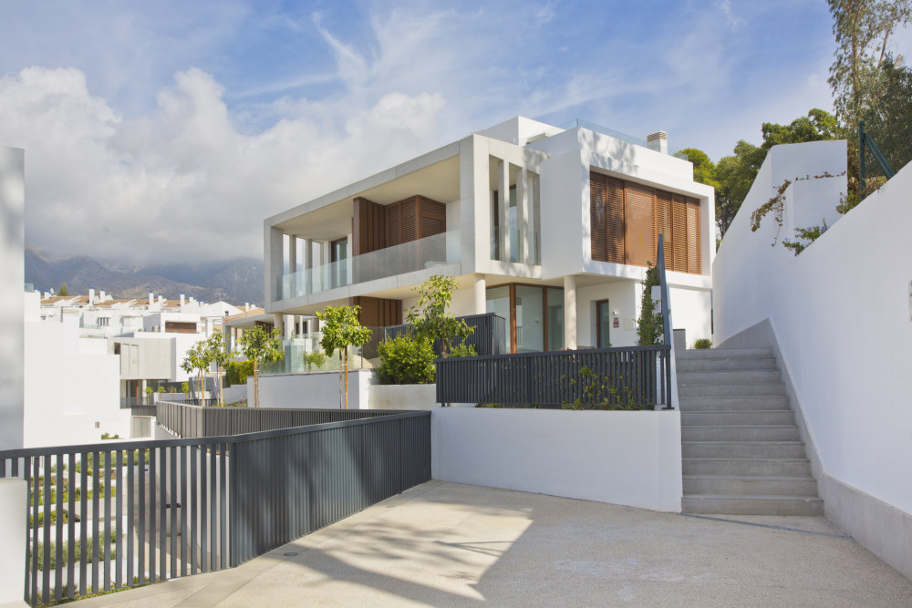 STUNNING CONTEMPORARY 3-BEDROOM SEMI-DETACHED VILLA ON EXCLUSIVE GOLDEN MILE... Image 1