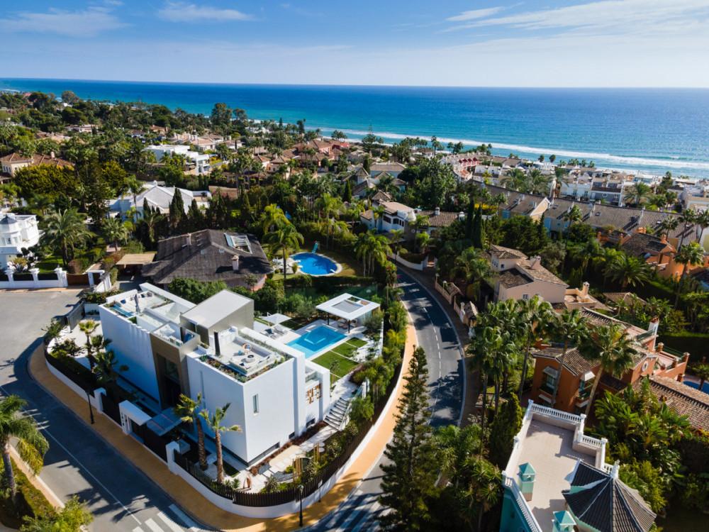 Beachside villa with panoramic sea views. Image 31