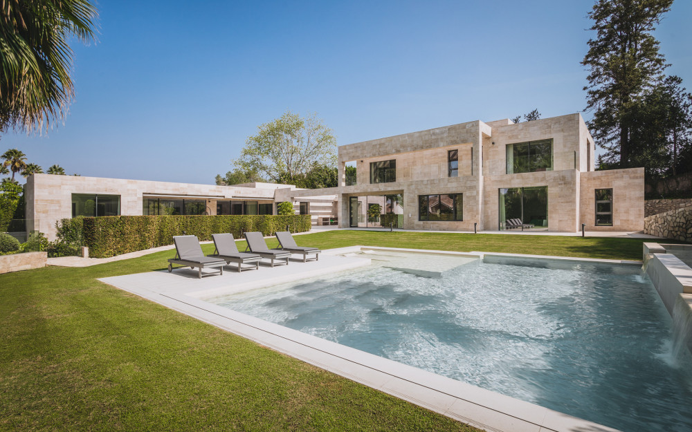 BRAND-NEW BEACHSIDE VILLA IN AN EXCLUSIVE RESIDENTIAL AREA IN SOTOGRANDE, CÁD... Image 1