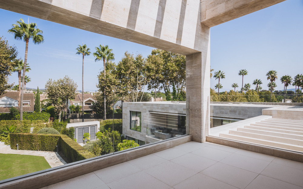 BRAND-NEW BEACHSIDE VILLA IN AN EXCLUSIVE RESIDENTIAL AREA IN SOTOGRANDE, CÁD... Image 3