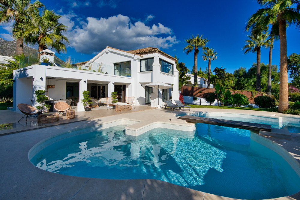 Luxury Modern Villa in Nagueles Image 4