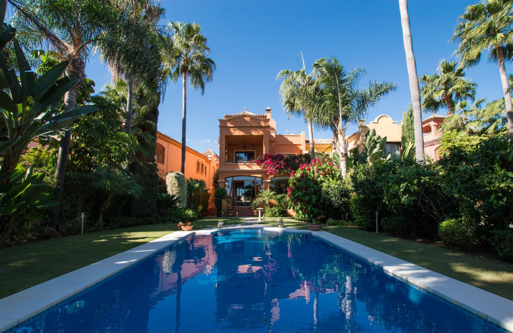 Luxury villa in a 24-hour security complex within walking distance to Puerto...