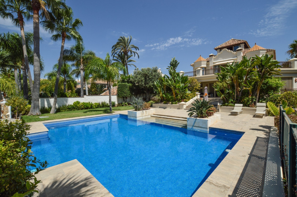Stunning luxurious villa with sea views for sale and rent at Las Chapas, Marb...