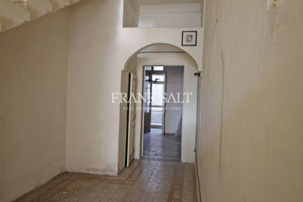 Paola, Unconverted Town House Image 1