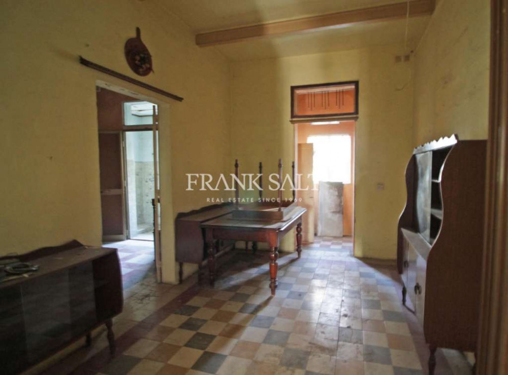 Paola, Unconverted Town House Image 8