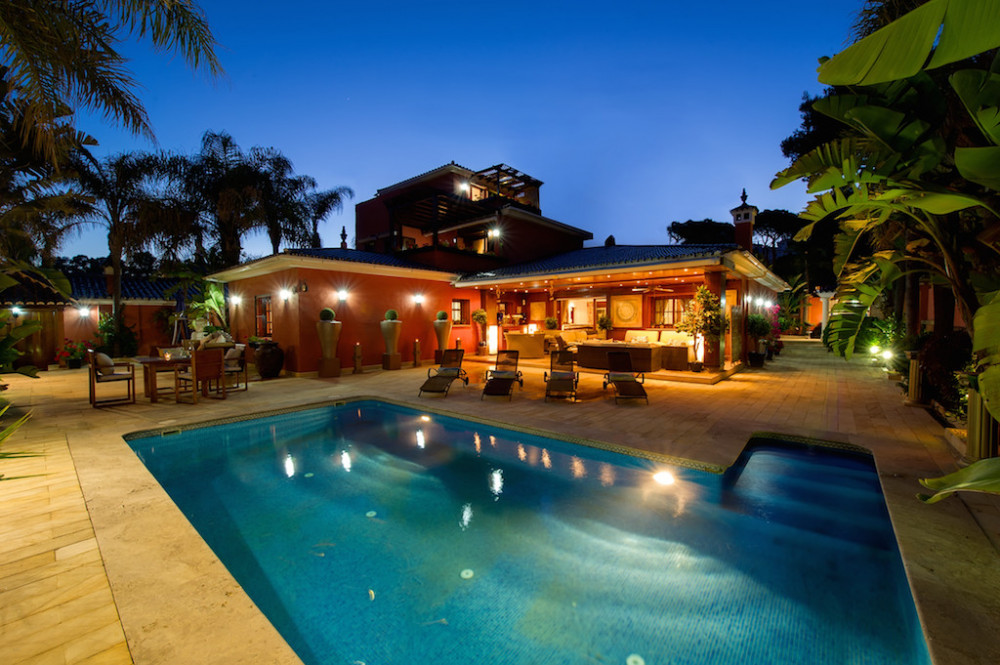 Luxurious Front Line Beach Villa Image 1