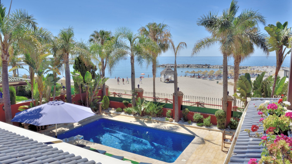 Luxurious Front Line Beach Villa Image 3