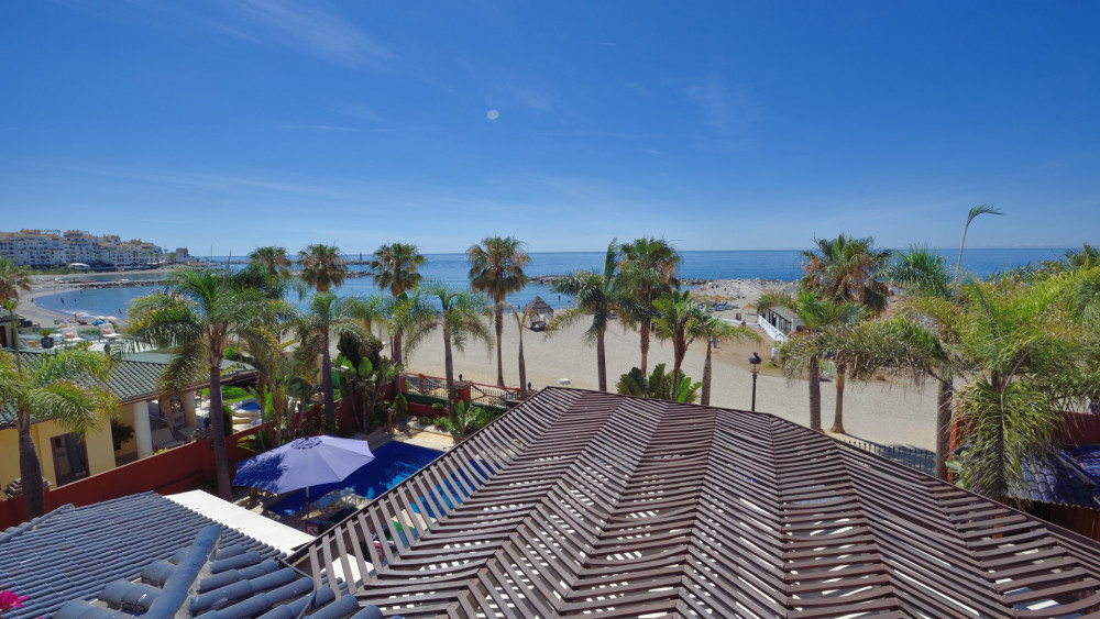 Luxurious Front Line Beach Villa Image 4
