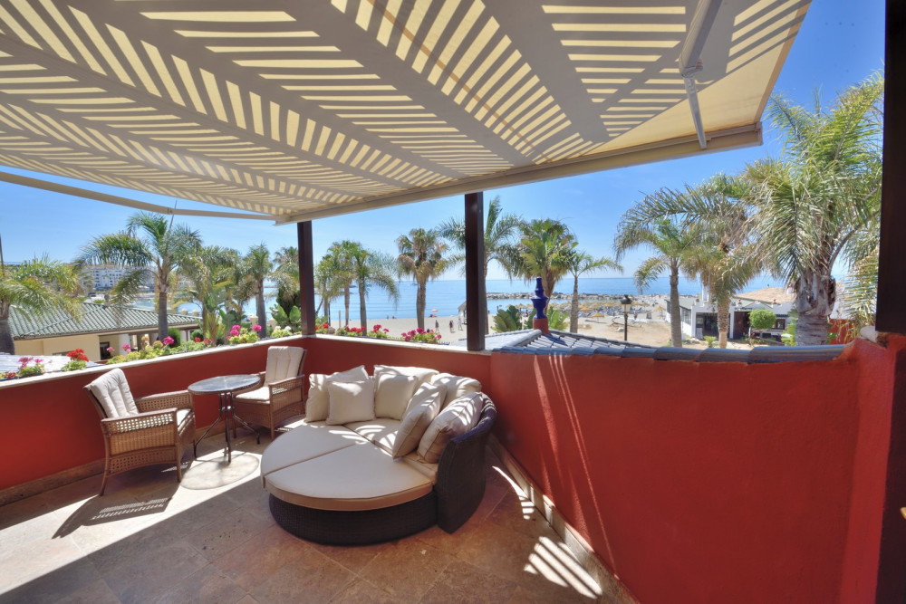 Luxurious Front Line Beach Villa Image 5