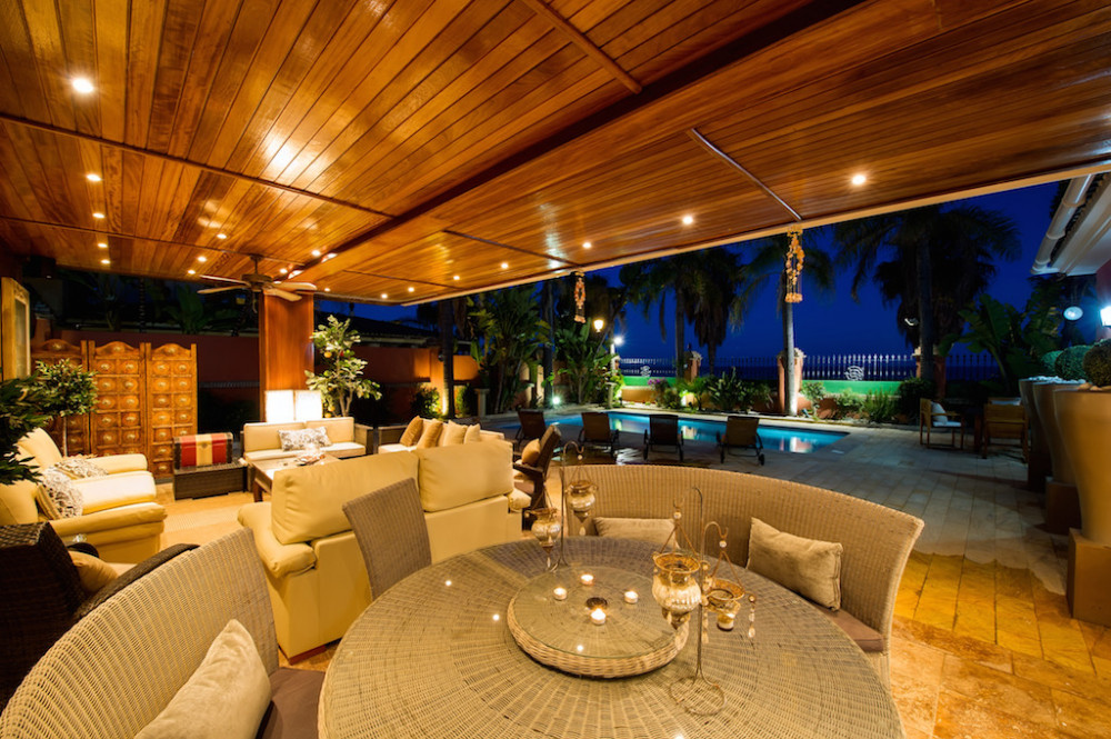 Luxurious Front Line Beach Villa Image 6