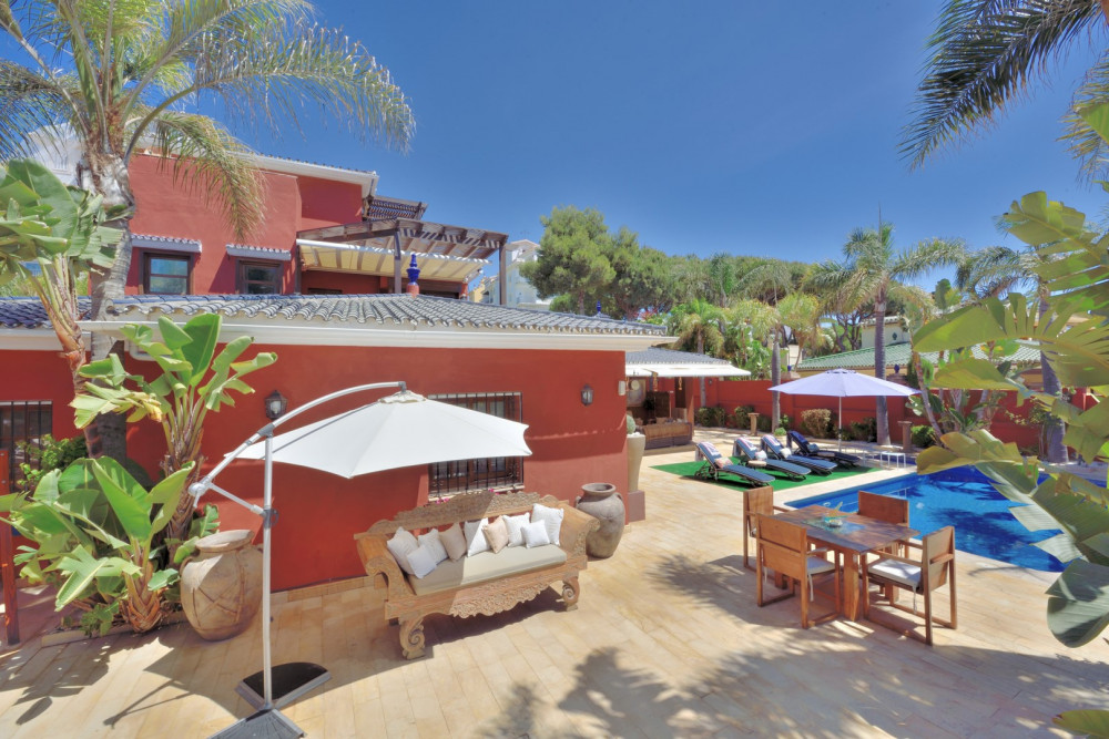 Luxurious Front Line Beach Villa Image 9
