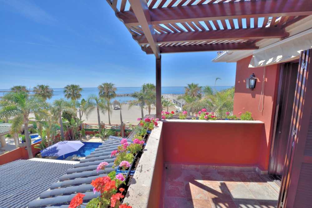 Luxurious Front Line Beach Villa Image 10