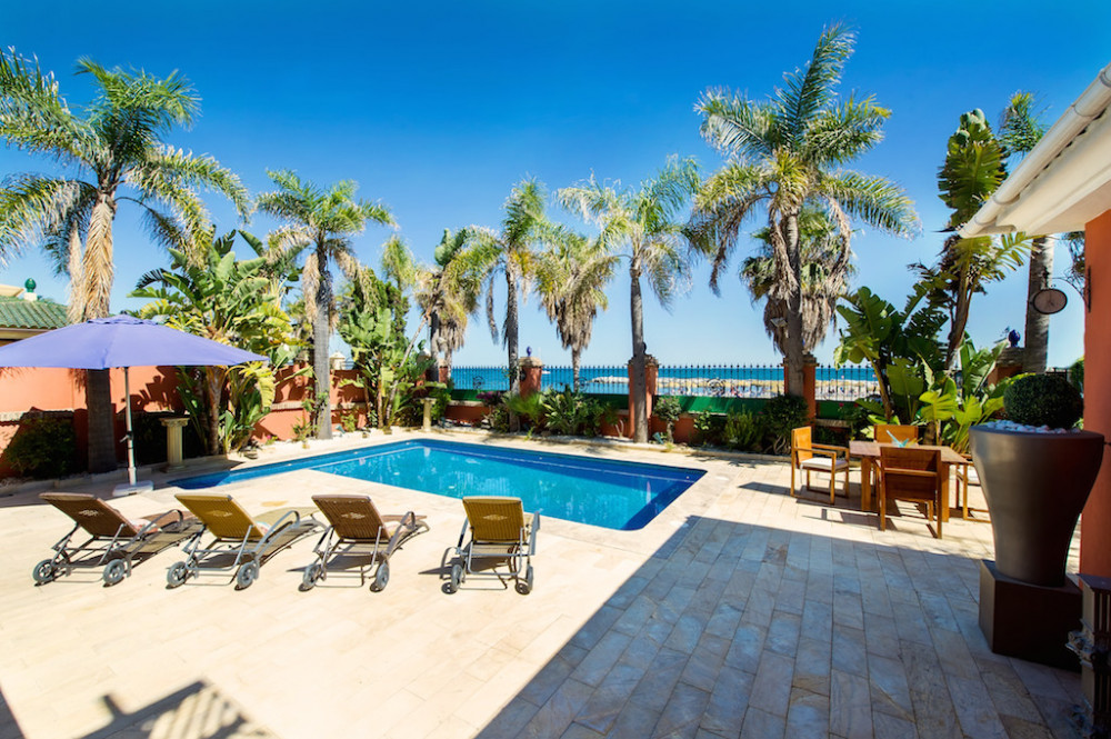 Luxurious Front Line Beach Villa Image 30