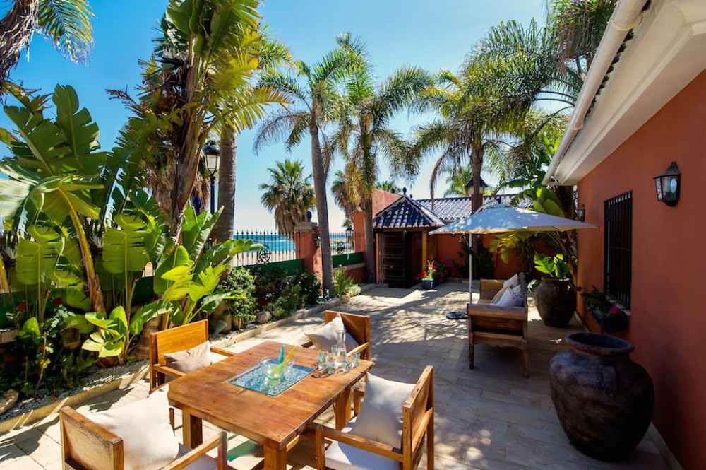 Luxurious Front Line Beach Villa Image 31