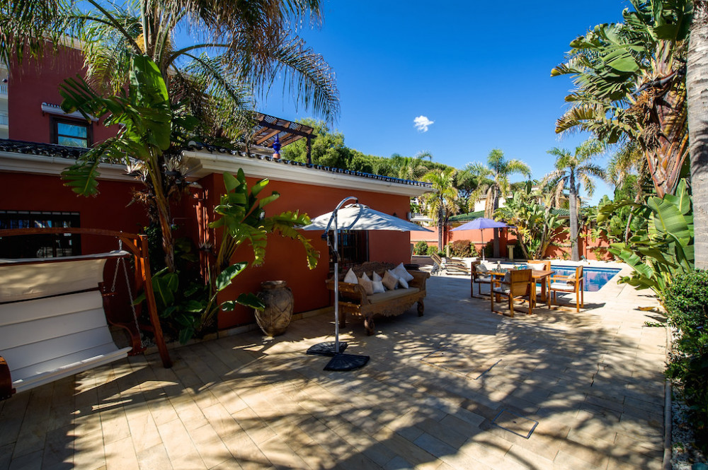 Luxurious Front Line Beach Villa Image 32