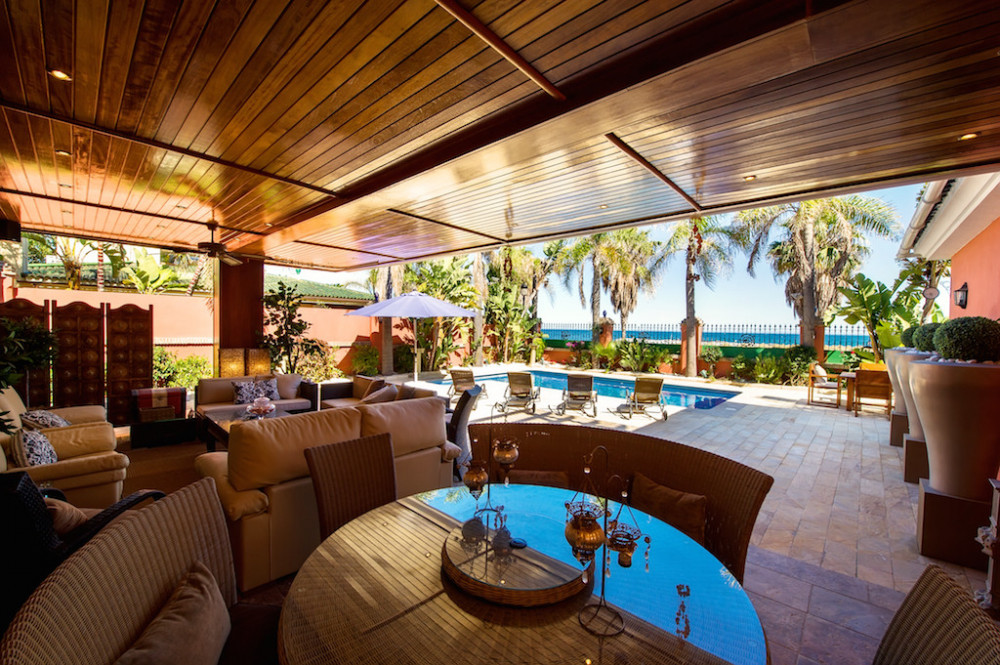 Luxurious Front Line Beach Villa Image 33