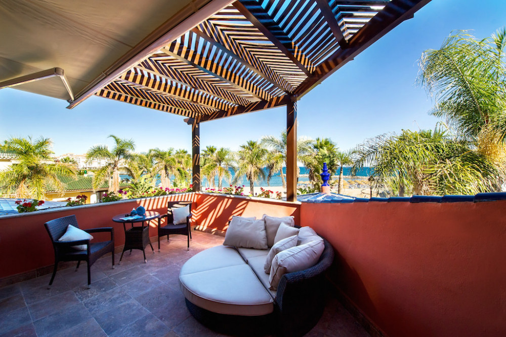 Luxurious Front Line Beach Villa Image 34