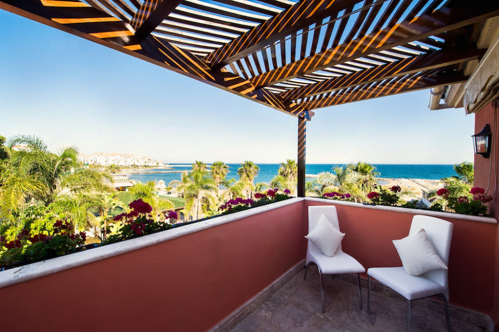 Luxurious Front Line Beach Villa Image 35