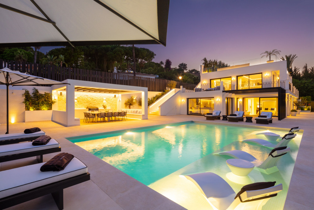 Stunning luxury villa located in the heart of the Nueva Andalucia Golf Valley... Image 1