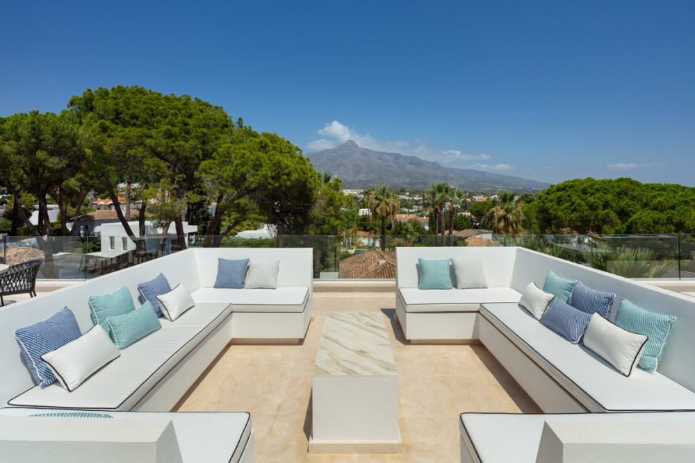 Stunning luxury villa located in the heart of the Nueva Andalucia Golf Valley... Image 15