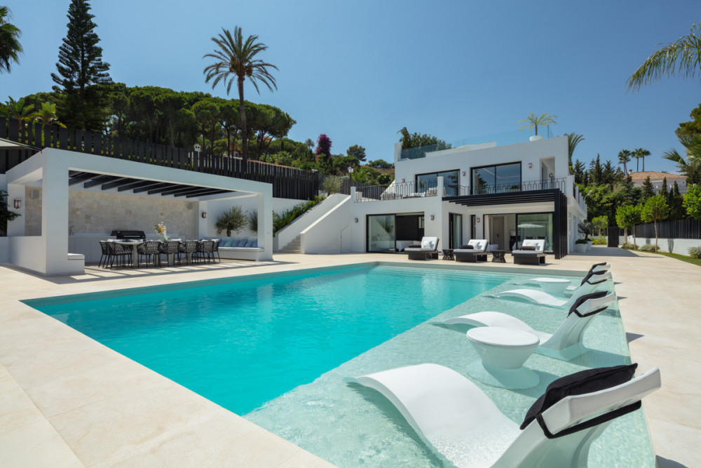 Stunning luxury villa located in the heart of the Nueva Andalucia Golf Valley... Image 23
