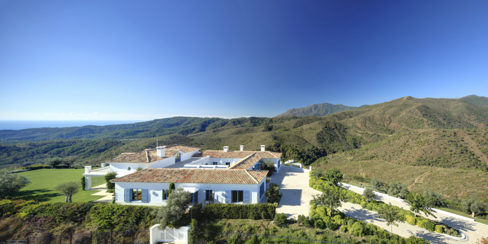 Luxurious villa on a double plot of 7.000m2 with panoramic views to the Medit...