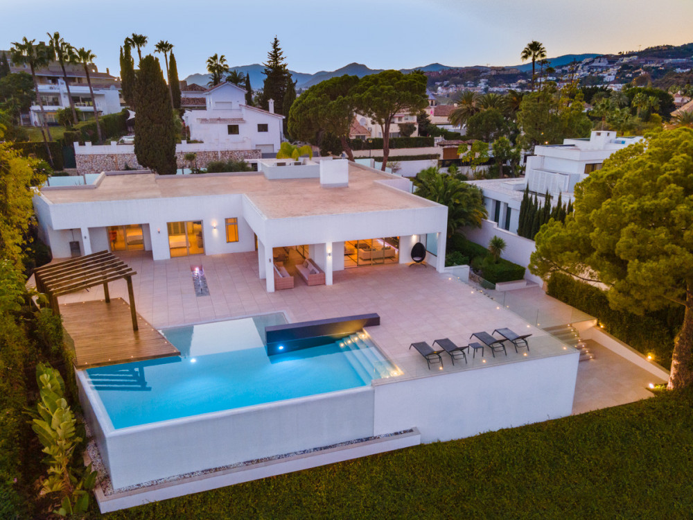 Beautiful frontline golf villa situated in the heart of the Golf Valley Image 2
