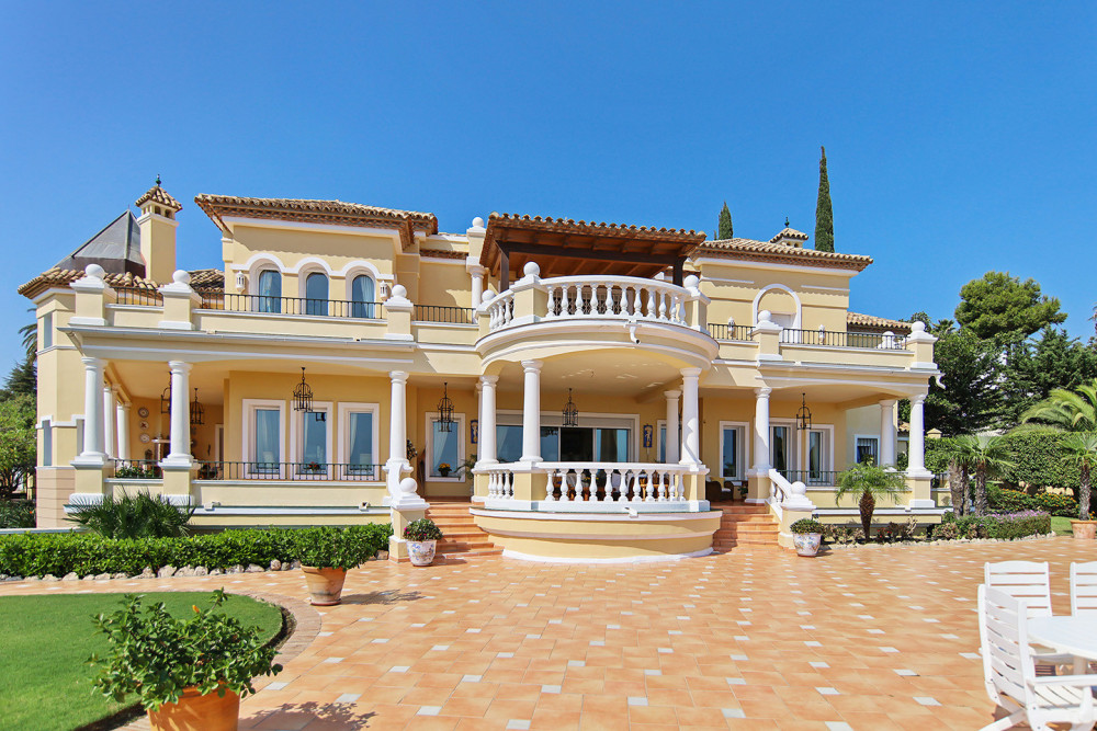 Traditional top quality villa located in residential area Image 3