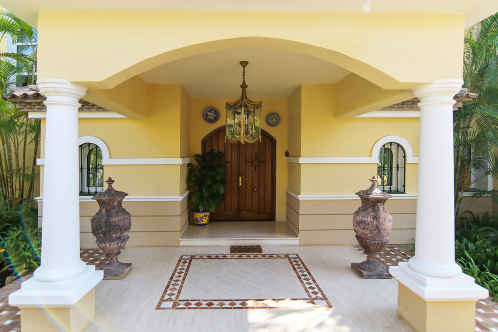 Traditional top quality villa located in residential area Image 14