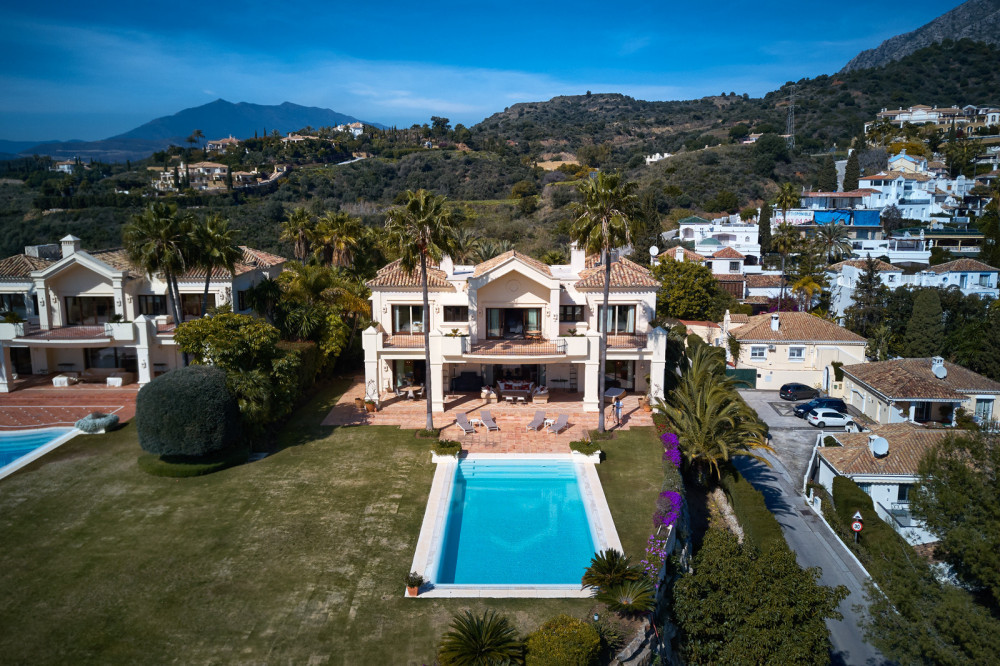 A top quality villa set in Marbella Hill Club. Image 2