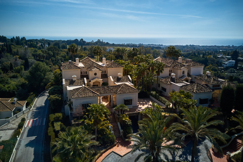 A top quality villa set in Marbella Hill Club. Image 3