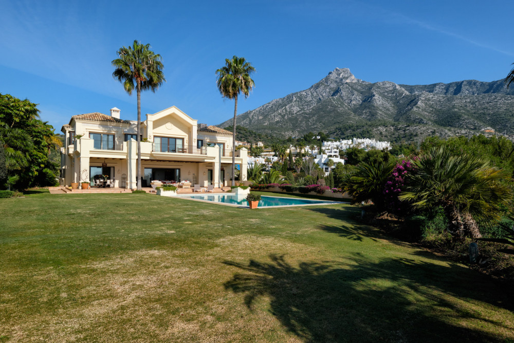 A top quality villa set in Marbella Hill Club. Image 5
