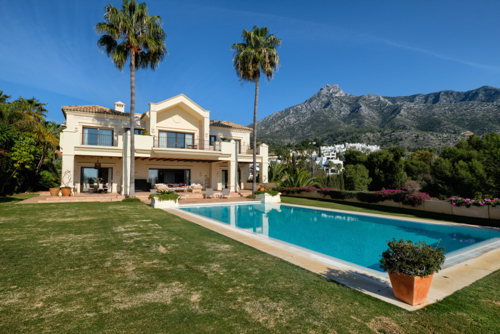 A top quality villa set in Marbella Hill Club. Image 6