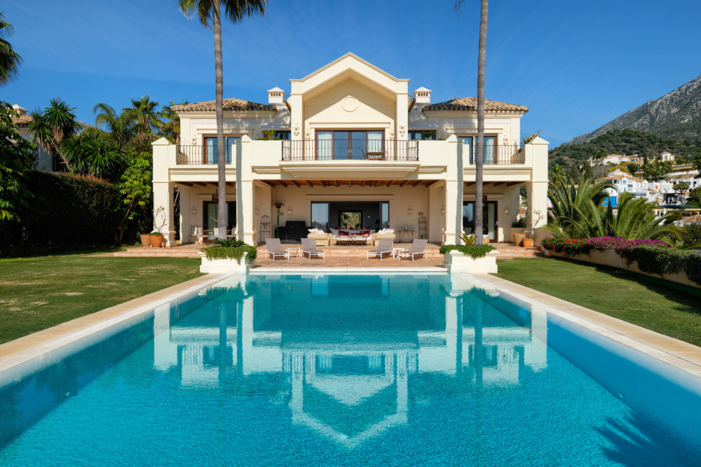 A top quality villa set in Marbella Hill Club. Image 7