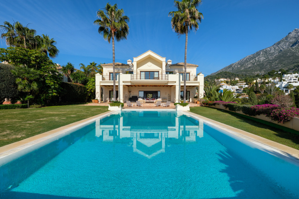 A top quality villa set in Marbella Hill Club. Image 8