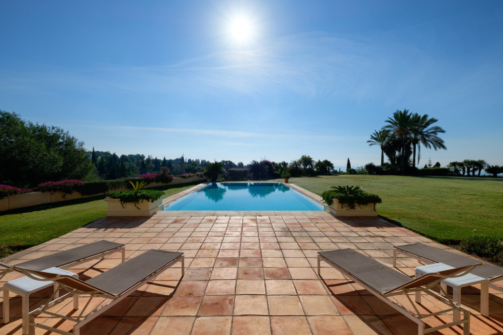 A top quality villa set in Marbella Hill Club. Image 11