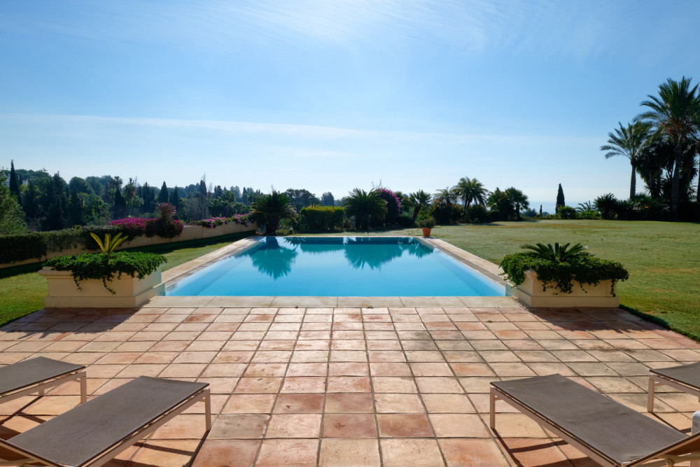 A top quality villa set in Marbella Hill Club. Image 12