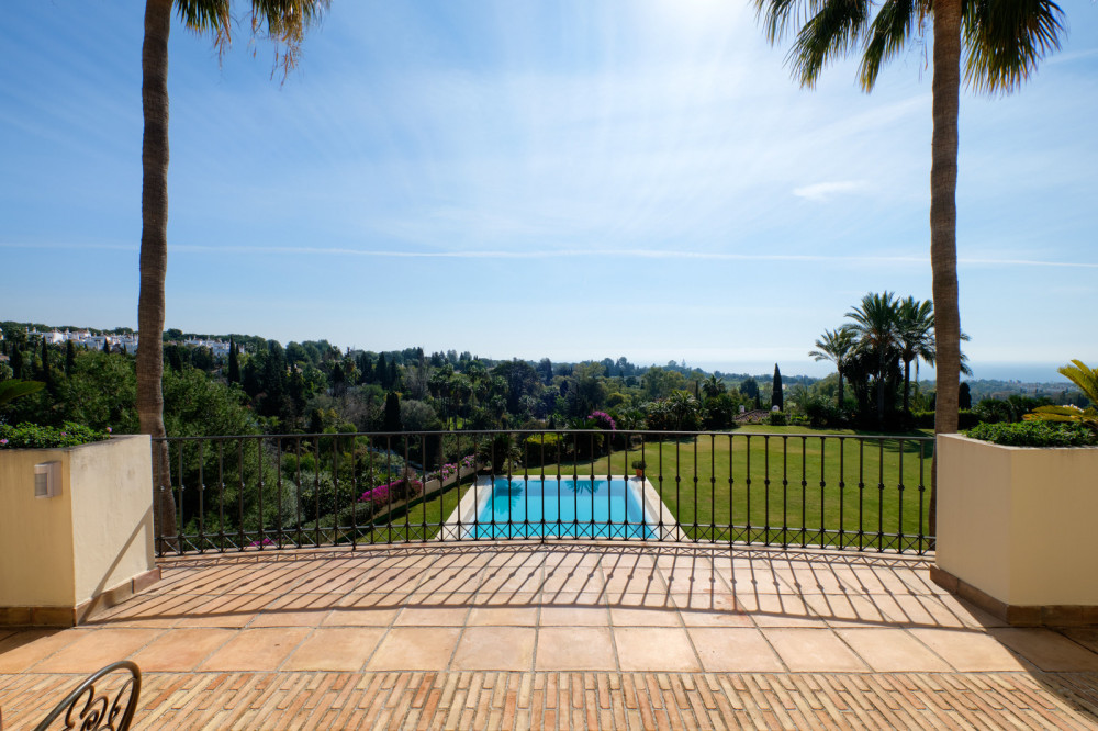 A top quality villa set in Marbella Hill Club. Image 15
