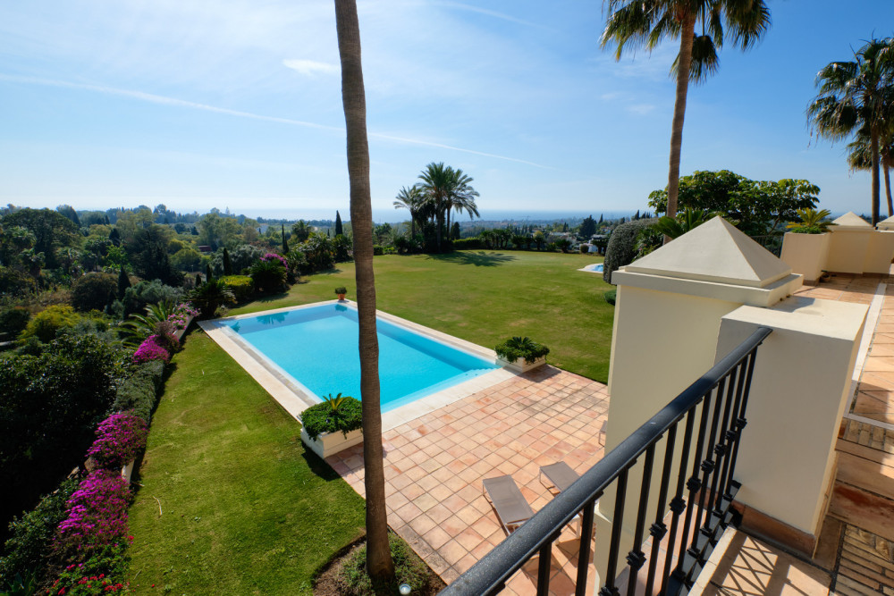 A top quality villa set in Marbella Hill Club. Image 16