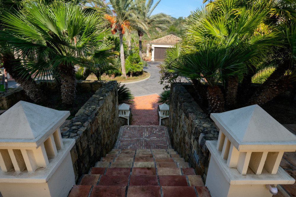 A top quality villa set in Marbella Hill Club. Image 21