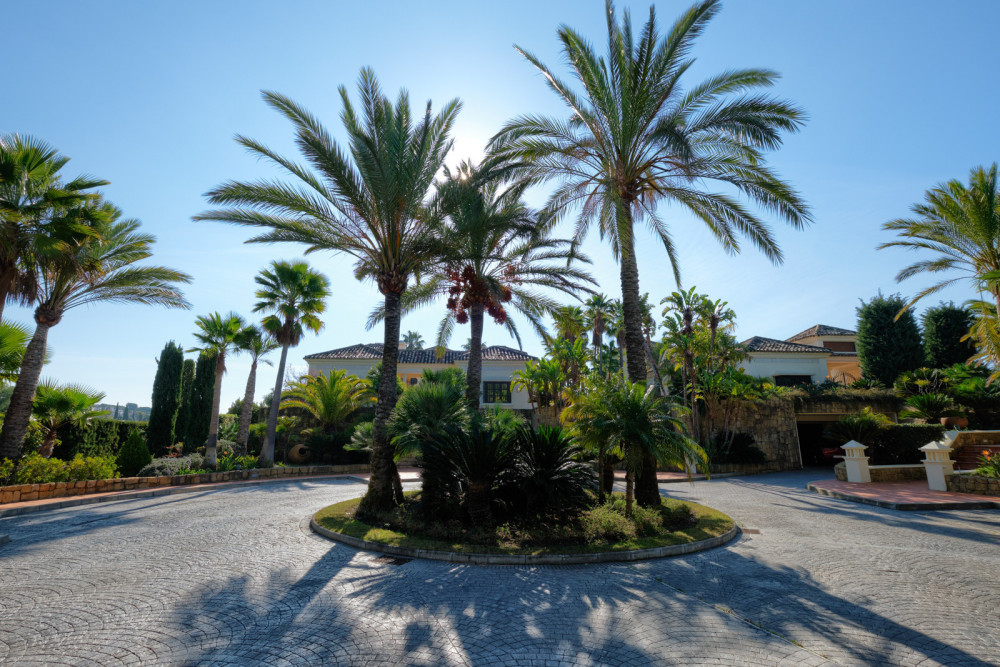 A top quality villa set in Marbella Hill Club. Image 23